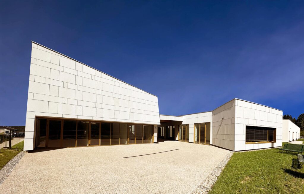 petiteroselle-maison-accueil-Vue-parvis-salle-polyvalente