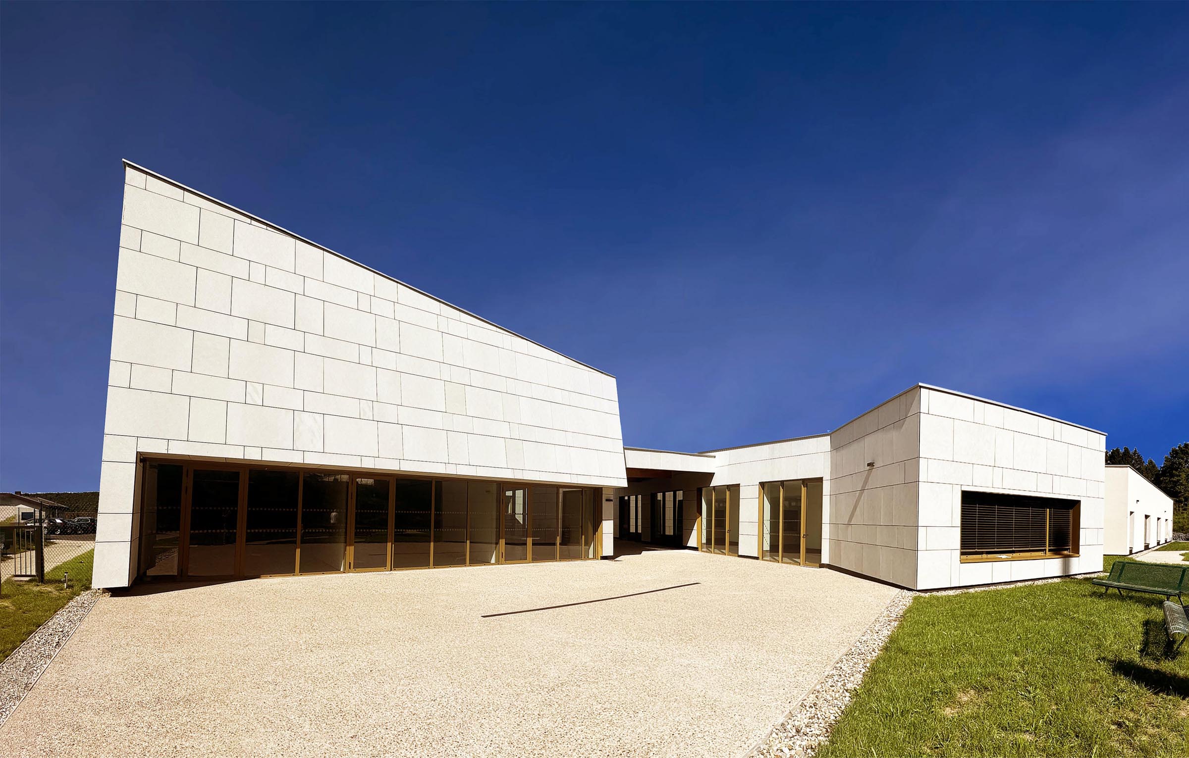 petiteroselle-maison-accueil-Vue-parvis-salle-polyvalente