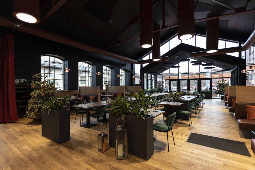 Restaurant vue du centre de la salle - Petite Roselle